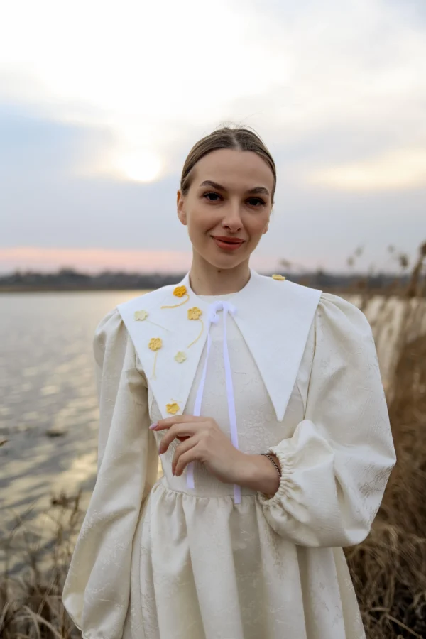 Міні сукня у ніжно молочному жакарді із квітковим тисненням та об'ємними рукавами "Ланічка" - Зображення 9