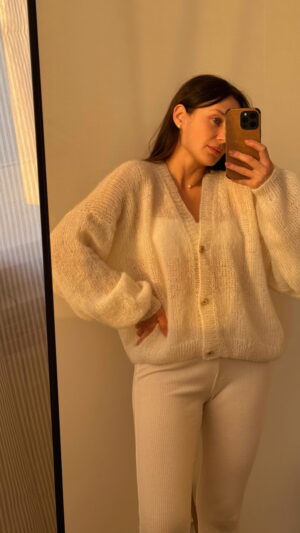 Об'ємний вкорочений кардиган ручної в'язки із вовни мериноса (молоко)