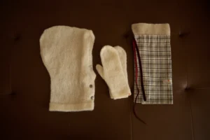 Подарунковий комплект (в’язаний капор та рукавиці із вовни мериноса) молоко