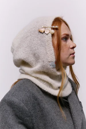 Об'ємний в'язаний капор на кнопках