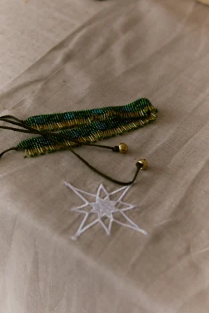 Прикраса із бісеру та склярусу у смарагдових відтінках "Зимова ягода" з бубонцями