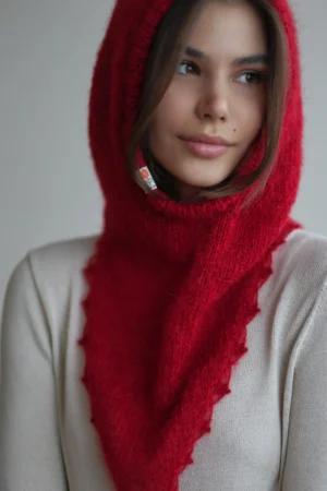 Об'ємний в'язаний капор із візерунком серце (червоний)