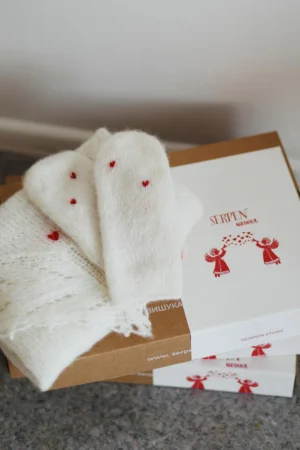 Подарунковий комплект серця (в’язана хустина та рукавиці із вовни мериноса) молоко