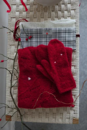 Подарунковий комплект серця (в’язана хустина та рукавиці із вовни мериноса) червоний
