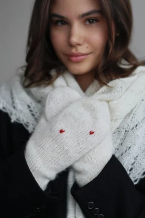 В’язані рукавиці із вовни мериноса із візерунком серця (молоко)