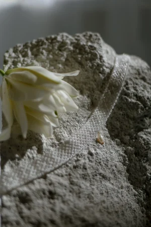 Прикраса із бісеру із річковою перлиною "Лілія" із колекції Лілея у білому