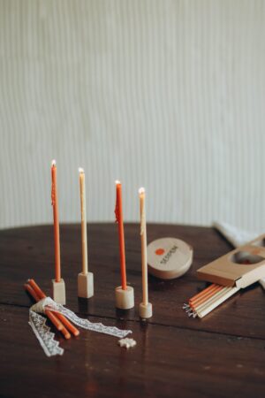 Набір декоративних підсвічників із українського клену у деревʼяній коробці