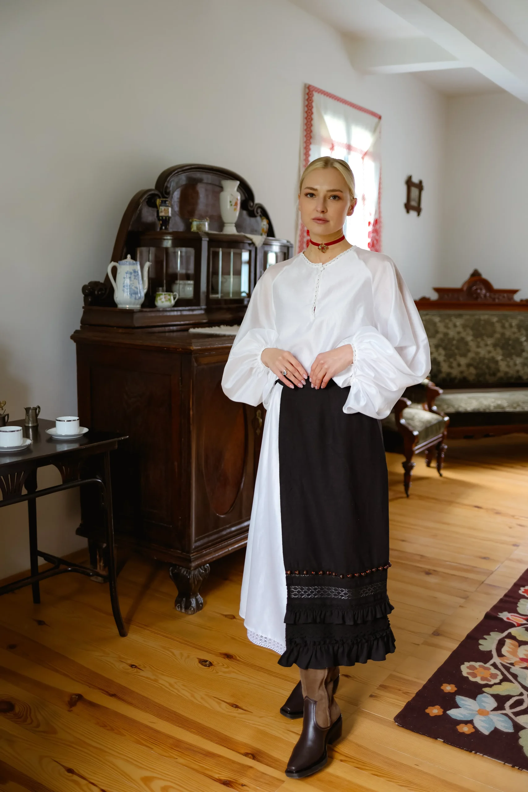Плахта лляна із мереживом та деревʼяними намистинами чорна