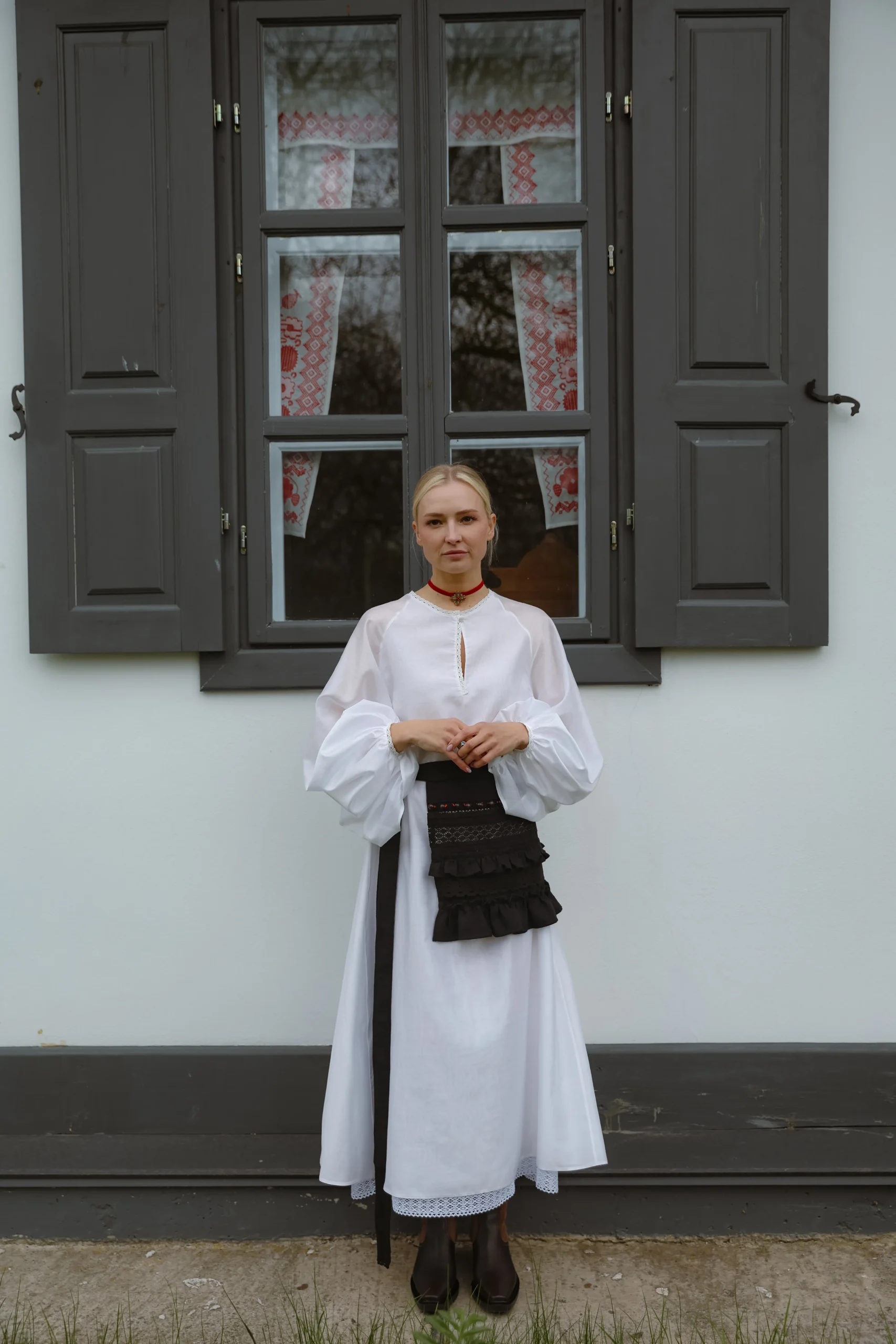Плахта лляна із мереживом та деревʼяними намистинами (вкорочена чорна) - Зображення 3