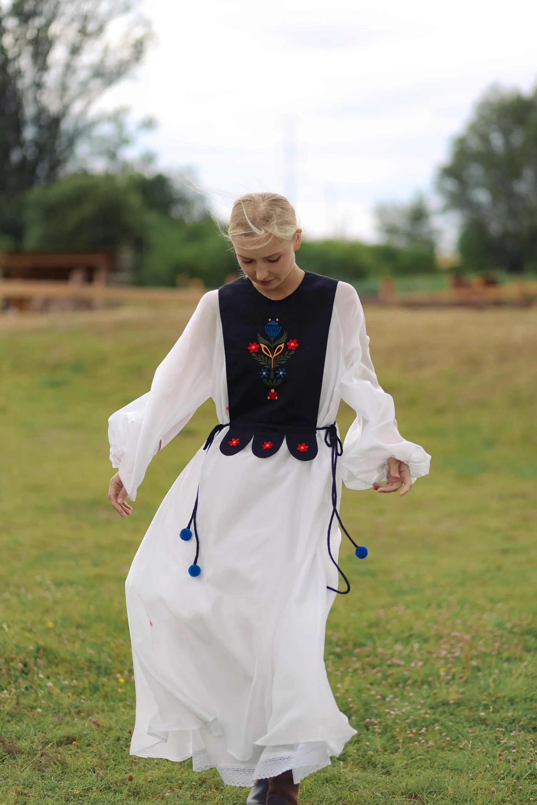 Лейбик (жилет) із автроською вишивкою із колекції Сад Незалежності (чорний) - Зображення 7