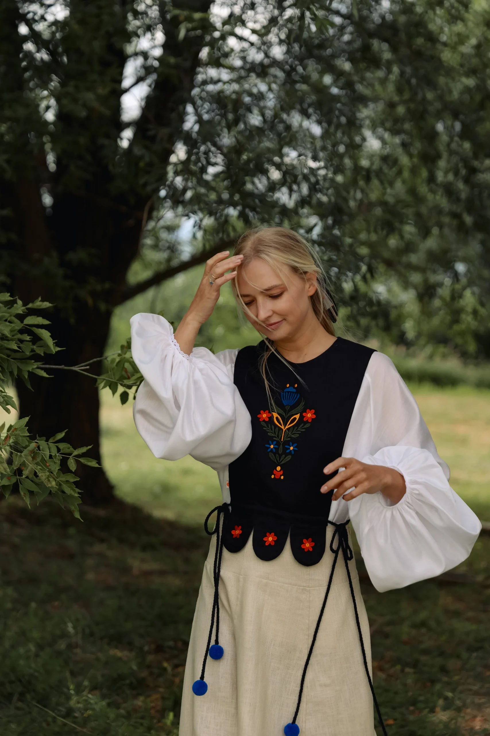 Лейбик (жилет) із автроською вишивкою із колекції Сад Незалежності (чорний) - Зображення 9